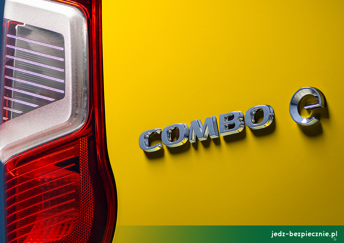 Premiera tygodnia - Opel E Combo-e Cargo - logo wersji z napędem elektrycznym